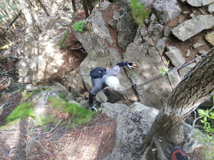 【岩稜登山】山梨の「乾徳山」山頂から360度のパノラマと岩登り体験