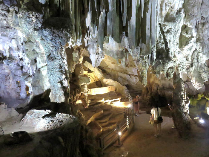 ベトナムの世界遺産フォンニャ洞窟をボートで探索