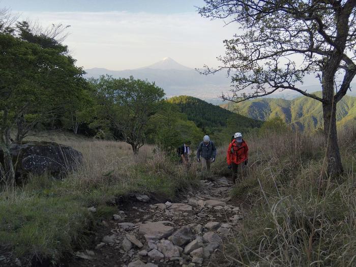 【岩稜登山】山梨の「乾徳山」山頂から360度のパノラマと岩登り体験