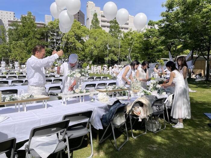 このお洒落さはまさに神戸！街中で「ホワイトディナー」の素敵な夜