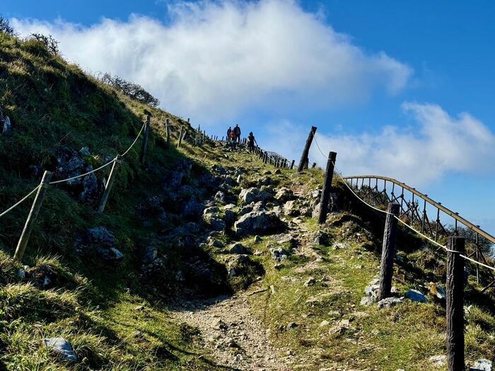 【日本百名山】25座目の伊吹山はヤマトタケルが見守る山岳信仰の山（滋賀県・岐阜県）