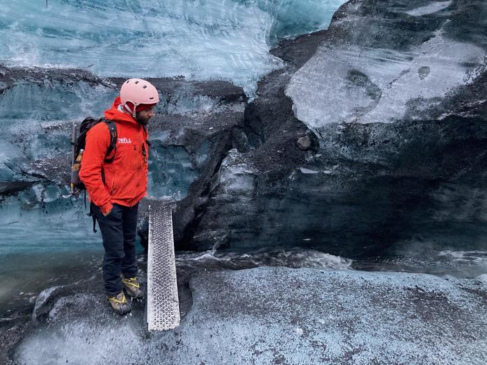 アイスランドの氷河の洞窟「アイスケーブ」を紹介します