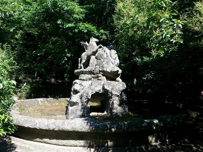 奇妙で独創的な彫像がある聖なる森イタリア「怪物公園」