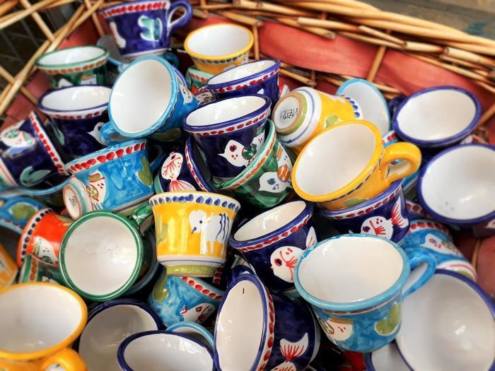 お土産にも人気♪南イタリアの町ヴィエトリで陶器工房見学!