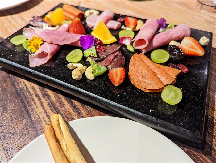 バリ島ジンバランのハイスペックレストラン「グルメガレージ」2. お食事編