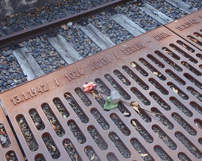 ユダヤ人がアウシュビッツ収容所に送られたドイツ「グルーネヴァルト駅17番ホーム」