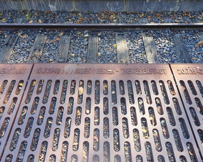 ユダヤ人がアウシュビッツ収容所に送られたドイツ「グルーネヴァルト駅17番ホーム」