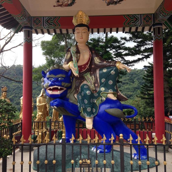 黄金色に輝くヘンテコ仏像を拝みに行こう！香港の山の上に建つ珍寺・萬佛寺