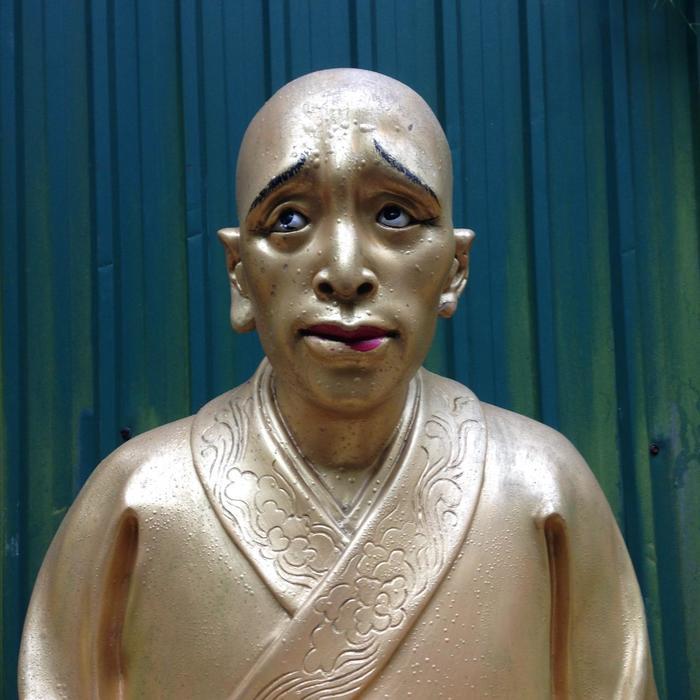 黄金色に輝くヘンテコ仏像を拝みに行こう！香港の山の上に建つ珍寺・萬佛寺