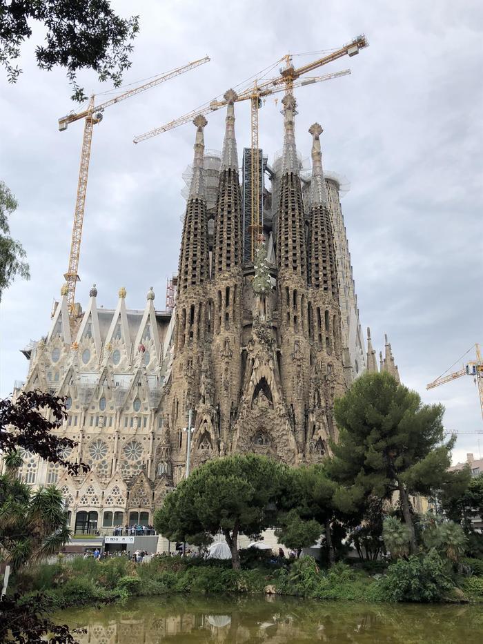 バルセロナを代表する天才建築家ガウディの作品3つをご紹介！