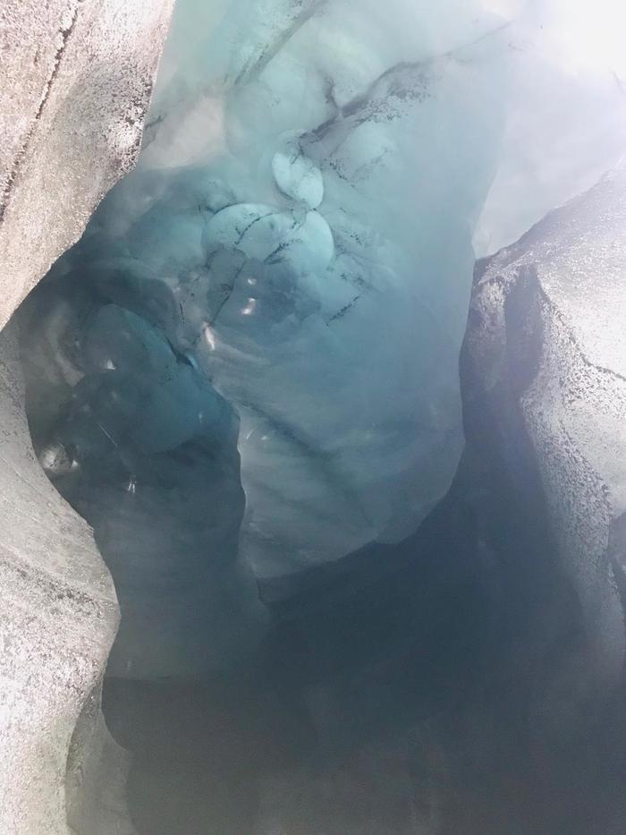 幻想的なブラックアイスケーブ!アイスランドで氷の洞窟を探検!