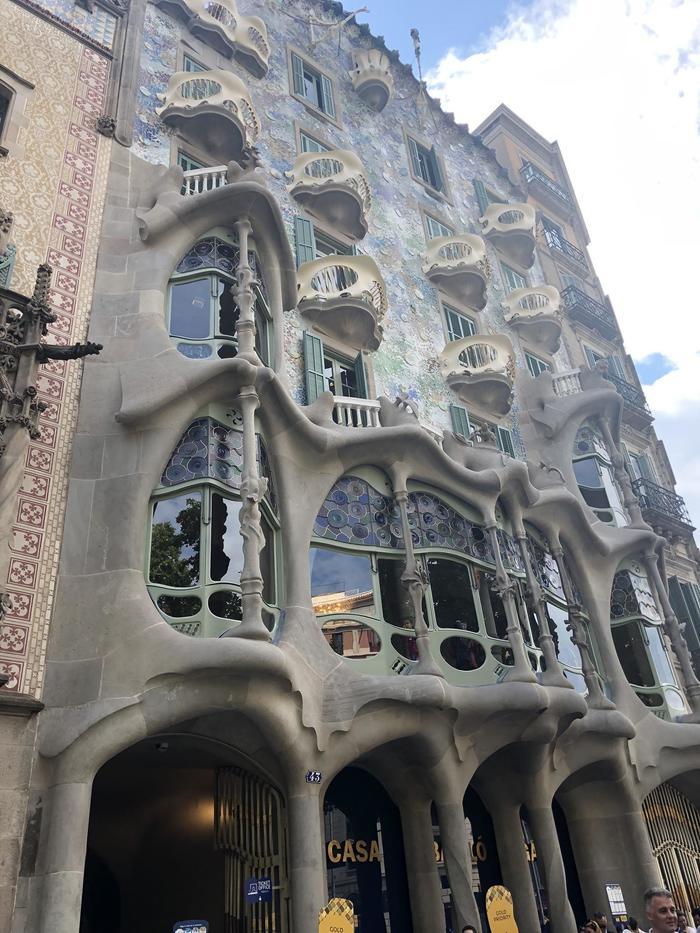 バルセロナを代表する天才建築家ガウディの作品3つをご紹介！