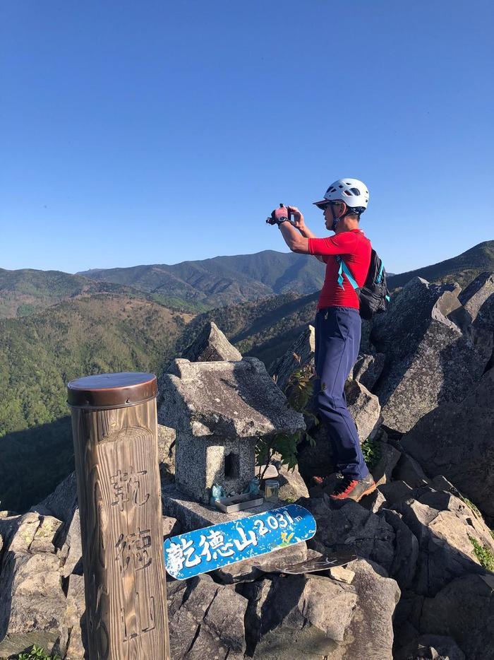 【岩稜登山】山梨の「乾徳山」山頂から360度のパノラマと岩登り体験