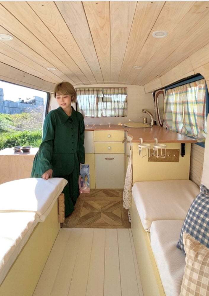 バンライフというスタイルに憧れてハイエースを購入♪自分でデザインしたキャンピングカーで旅をするクリエイティブ女子
