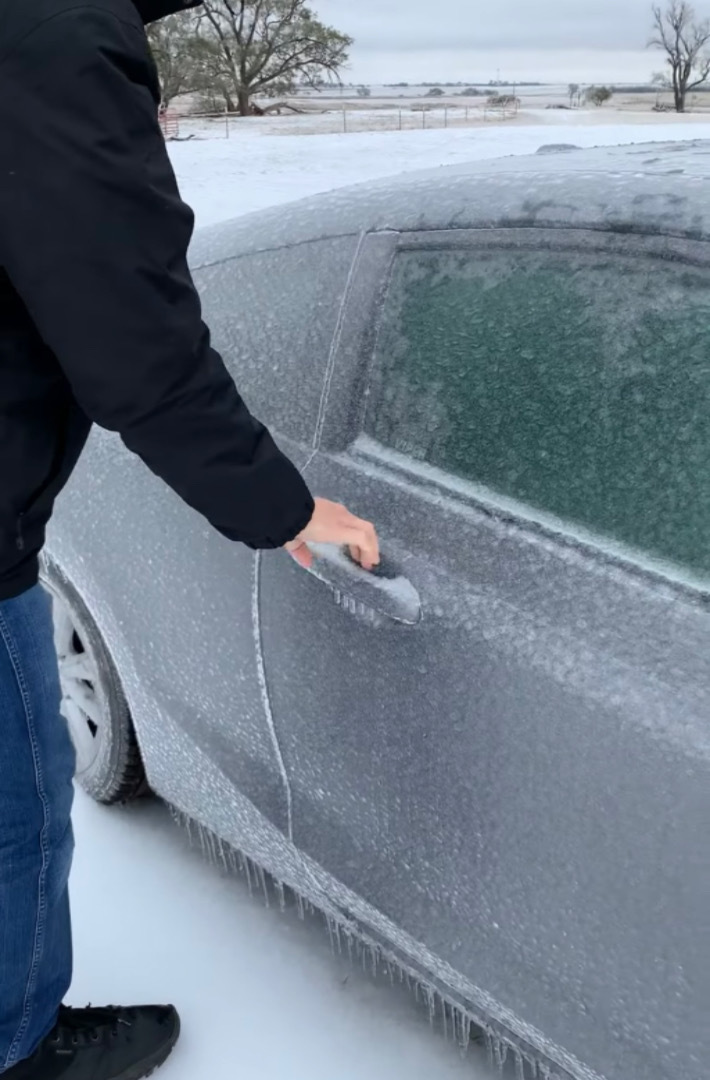 車が割れた？！男性が氷に覆われた車のドアを開けたその時・・・不穏な光景と音が！！