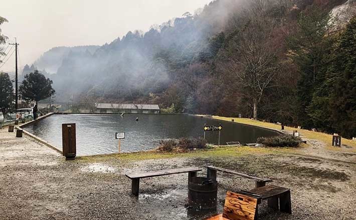 初めての「管理釣り場」徹底解説　【種類・選び方・服装・持ち物】