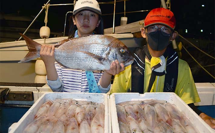 【響灘】沖釣り最新釣果 夜焚きイカ船での活きイカ泳がせでマダイ登場