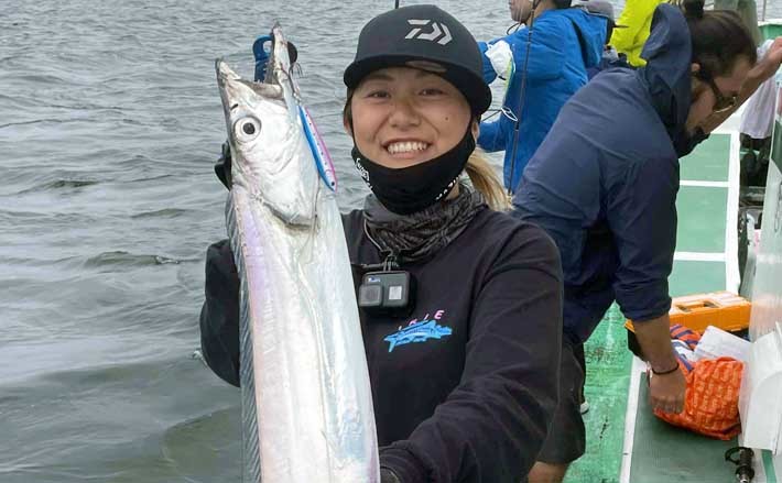 東京湾沖のルアー五目釣り　良型サワラにタチウオキャッチに笑顔