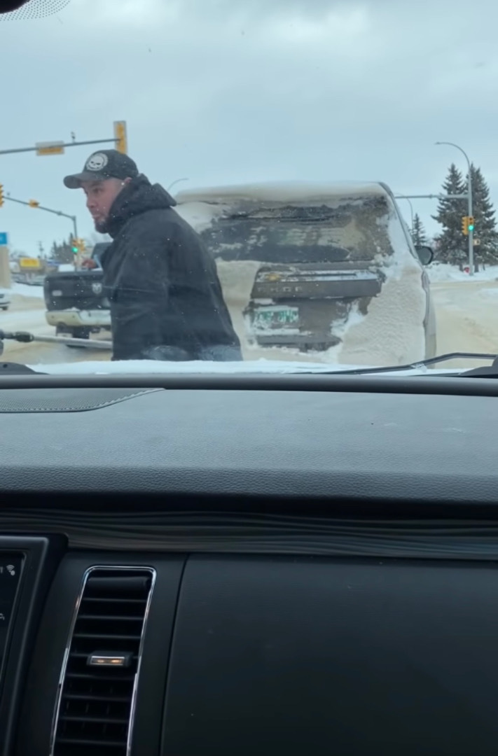 リアガラスに雪が積もったまま迷惑運転していた前方の車。それにウンザリした後続車のドライバーは『ある事』を決行しました！！