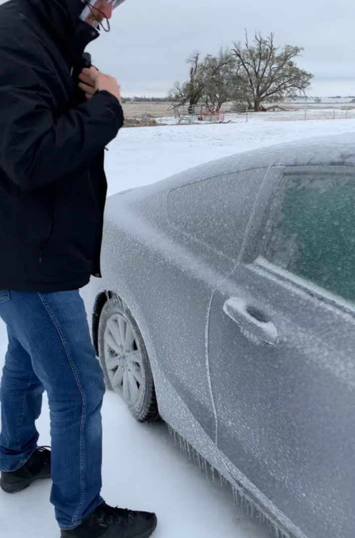 車が割れた？！男性が氷に覆われた車のドアを開けたその時・・・不穏な光景と音が！！