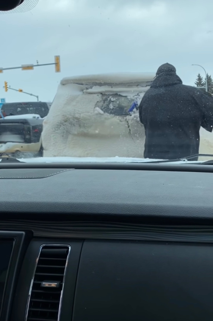 リアガラスに雪が積もったまま迷惑運転していた前方の車。それにウンザリした後続車のドライバーは『ある事』を決行しました！！