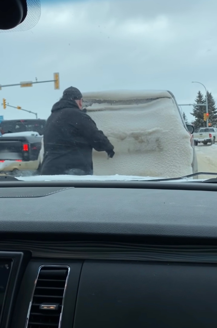 リアガラスに雪が積もったまま迷惑運転していた前方の車。それにウンザリした後続車のドライバーは『ある事』を決行しました！！