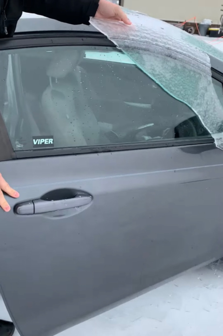 車が割れた？！男性が氷に覆われた車のドアを開けたその時・・・不穏な光景と音が！！