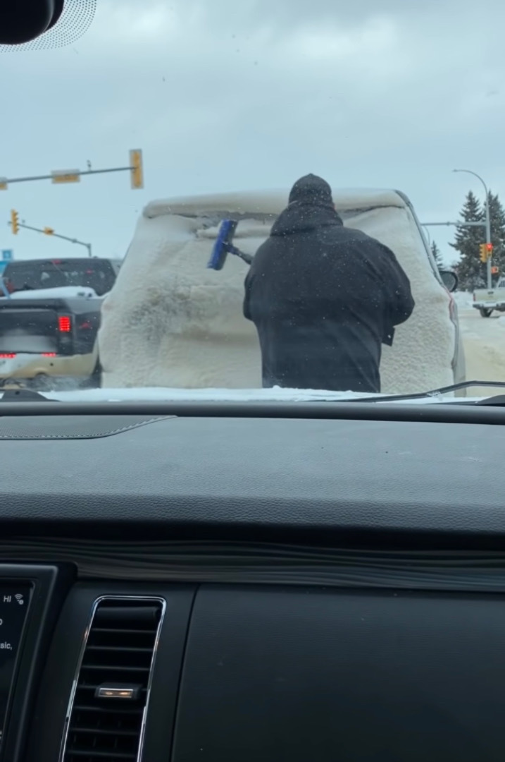 リアガラスに雪が積もったまま迷惑運転していた前方の車。それにウンザリした後続車のドライバーは『ある事』を決行しました！！