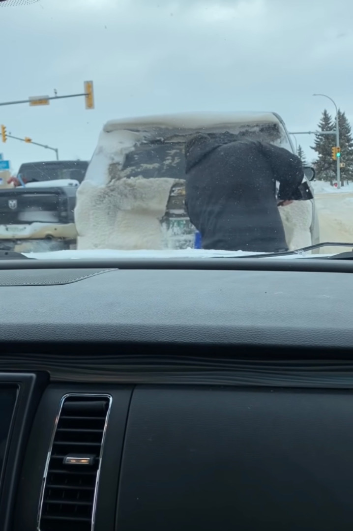 リアガラスに雪が積もったまま迷惑運転していた前方の車。それにウンザリした後続車のドライバーは『ある事』を決行しました！！