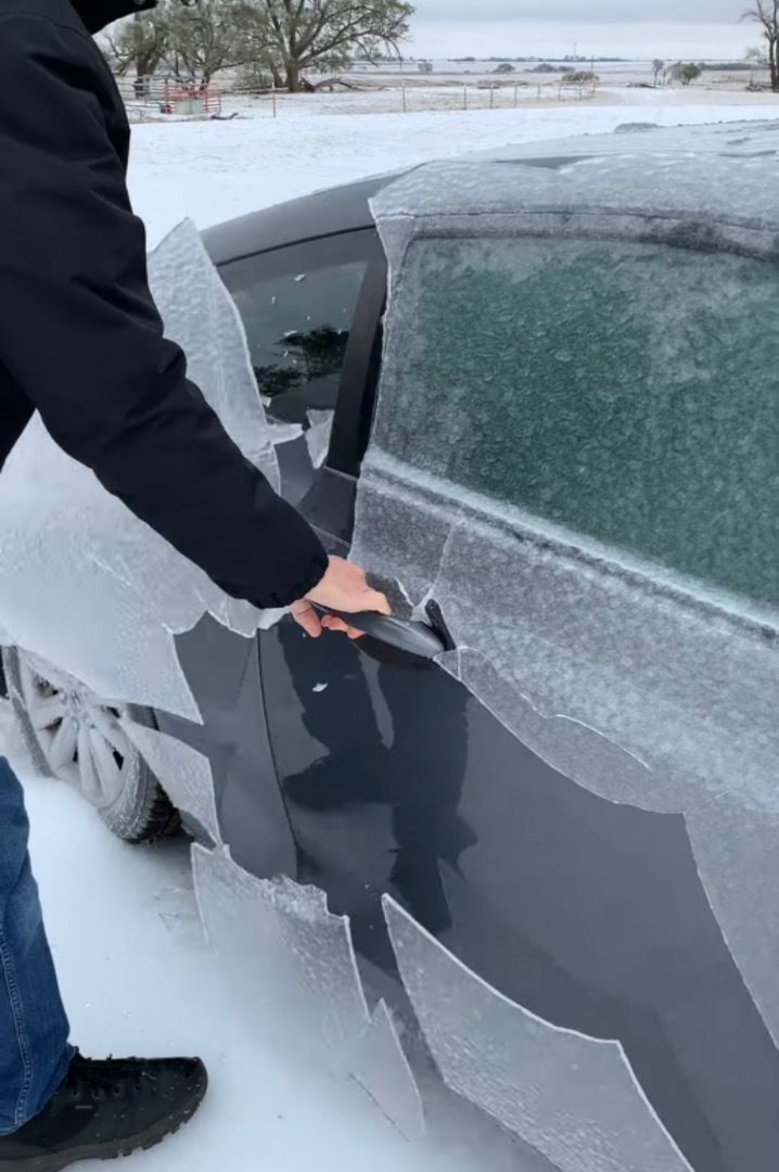 車が割れた？！男性が氷に覆われた車のドアを開けたその時・・・不穏な光景と音が！！