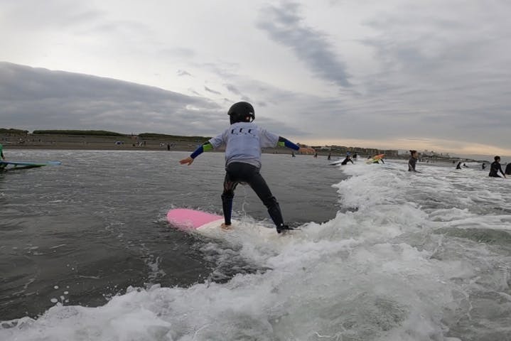 湘南のサーフィンスクールまとめ！初心者〜もっと上達したい人向けまでサポート充実！