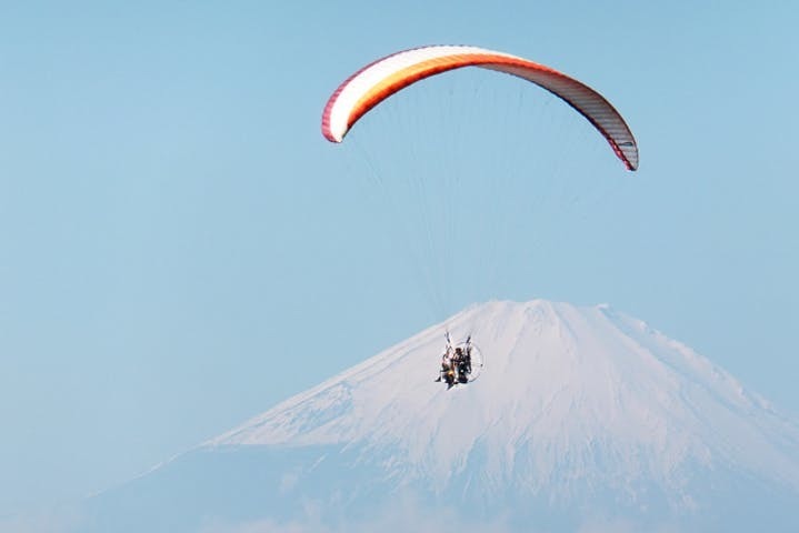 【関東】パラセーリング体験ができるスポット5選。暑さも吹き飛ぶ爽快感を味わおう