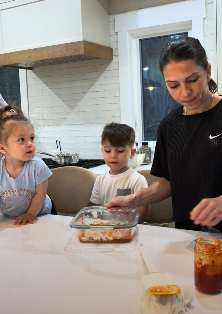 料理の手伝いをしてくれる子供たち。ラザニア生地を敷いてもらおうと渡したら・・まさかまさかの展開に!!【海外・動画】