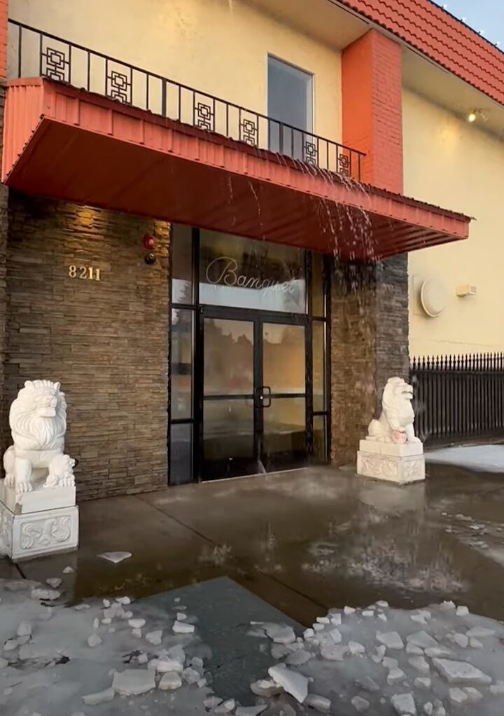 いったいこのレストランで何が・・。建物から水があふれて、店内がプールのようになっている!?!?【アメリカ・動画】