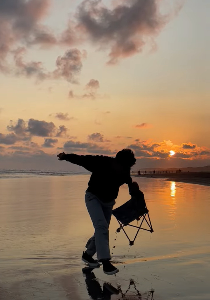 夕暮れ時のビーチ。波打ち際にチェアを置いてくつろごうとした男性ですが、座った直後に思わぬ事態に!!