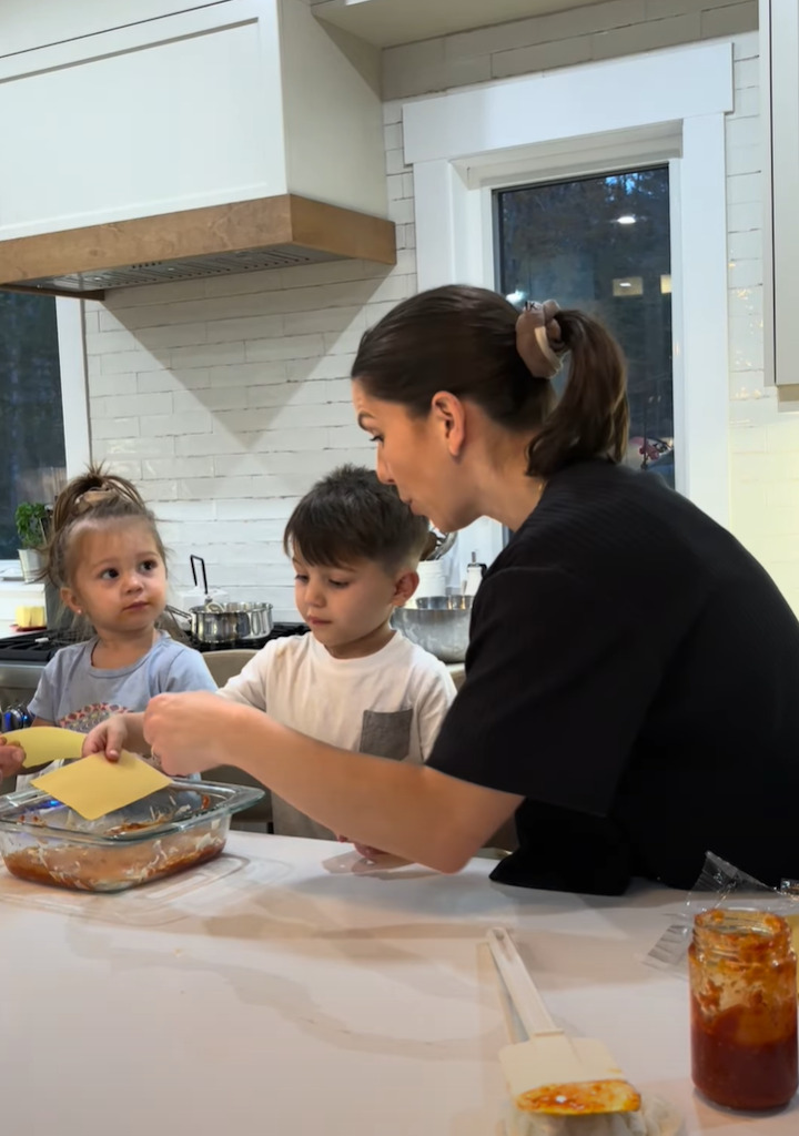 料理の手伝いをしてくれる子供たち。ラザニア生地を敷いてもらおうと渡したら・・まさかまさかの展開に!!【海外・動画】