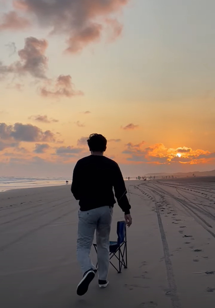 夕暮れ時のビーチ。波打ち際にチェアを置いてくつろごうとした男性ですが、座った直後に思わぬ事態に!!