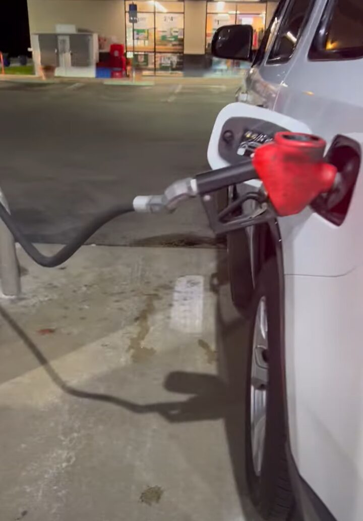 あなたはもしかしてオーナーでしたか？ガソリンスタンドで手を振りかざし怒っているのは・・ザリガニ！？！？【アメリカ・動画】