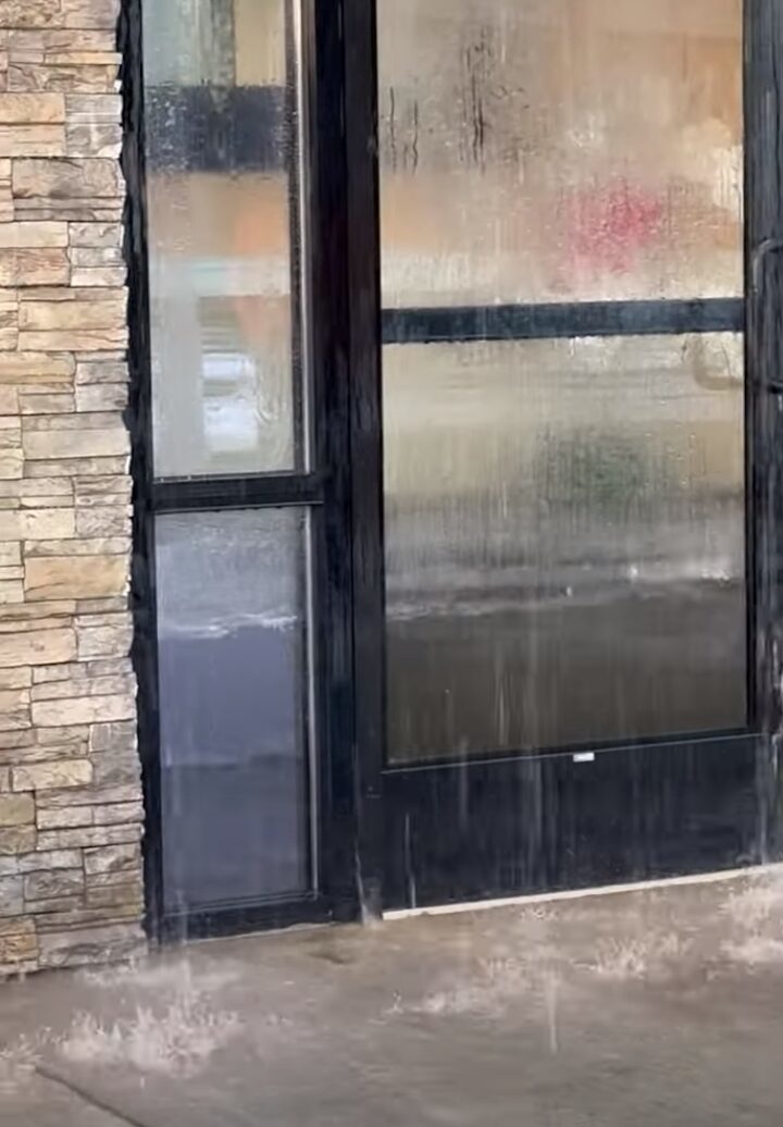 いったいこのレストランで何が・・。建物から水があふれて、店内がプールのようになっている!?!?【アメリカ・動画】