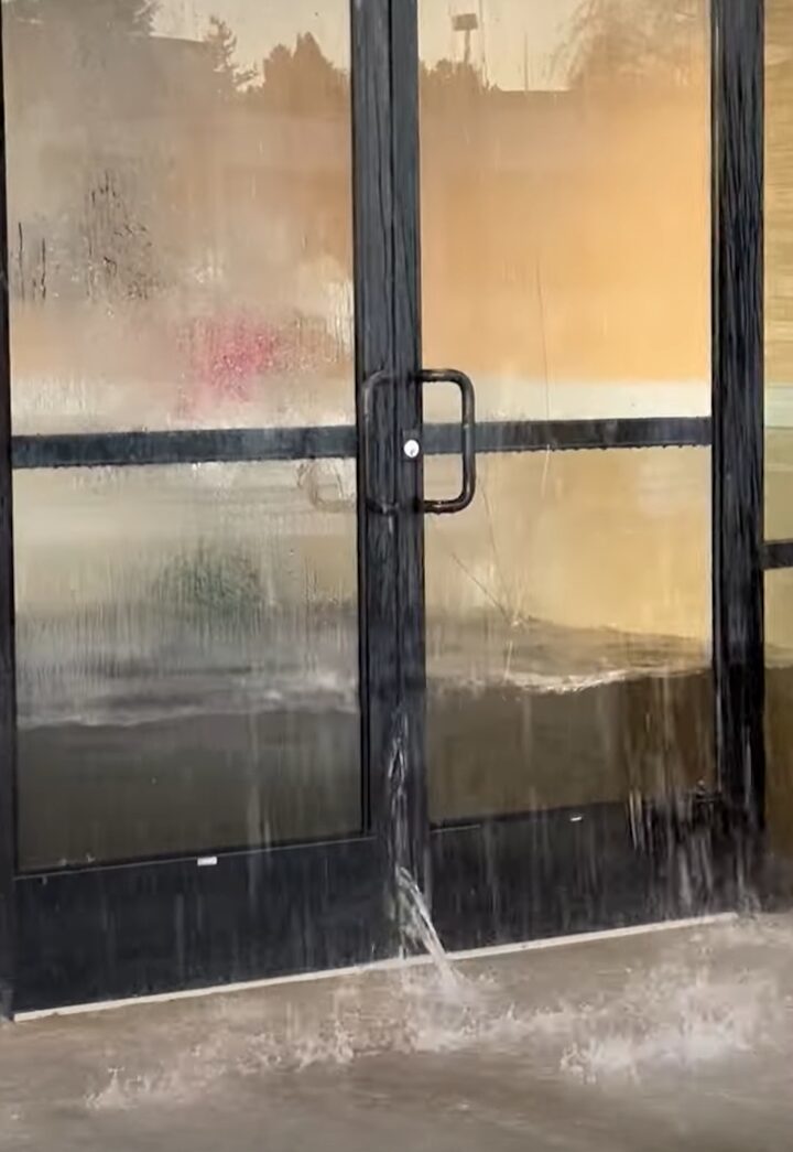 いったいこのレストランで何が・・。建物から水があふれて、店内がプールのようになっている!?!?【アメリカ・動画】