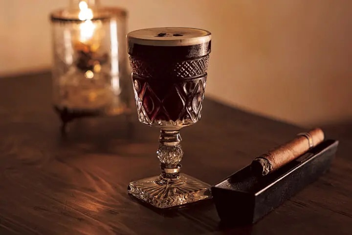 酒とともに煙を嗜む「CIGAR BAR」の世界