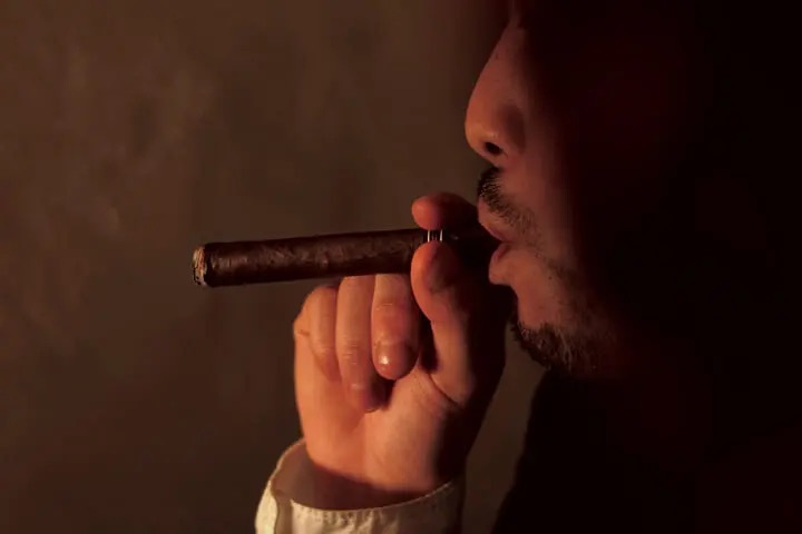 酒とともに煙を嗜む「CIGAR BAR」の世界