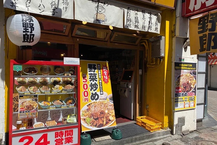 メガ盛りラーメンで大人気の「野郎ラーメン」。毎日18時間炊いている豚骨スープを絡ませながら炒めた「塩とんこつ野菜炒め」を3日間限定で300円で提供します！この野菜炒めは箸が止まらない！