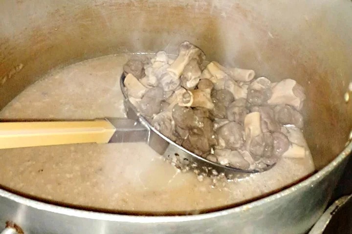 メガ盛りラーメンで大人気の「野郎ラーメン」。毎日18時間炊いている豚骨スープを絡ませながら炒めた「塩とんこつ野菜炒め」を3日間限定で300円で提供します！この野菜炒めは箸が止まらない！