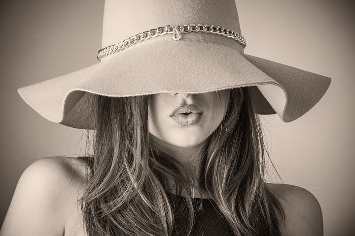 結局「浮気しやすい人」はどんな人なのか？「女性は自信がないほど浮気する」