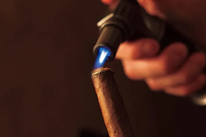 酒とともに煙を嗜む「CIGAR BAR」の世界