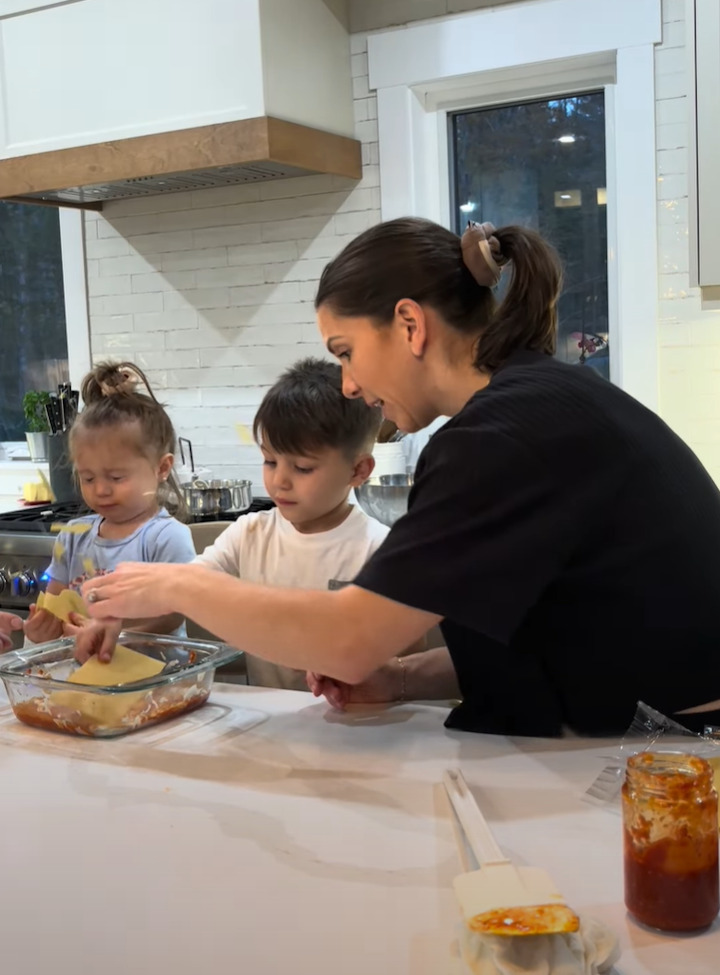 料理の手伝いをしてくれる子供たち。ラザニア生地を敷いてもらおうと渡したら・・まさかまさかの展開に!!【海外・動画】