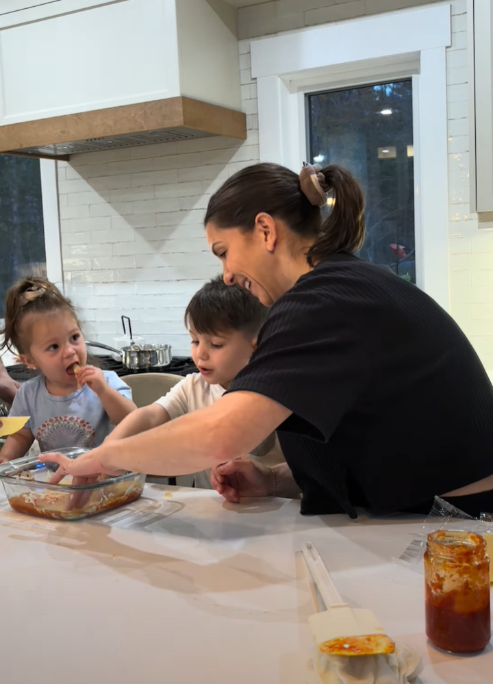 料理の手伝いをしてくれる子供たち。ラザニア生地を敷いてもらおうと渡したら・・まさかまさかの展開に!!【海外・動画】