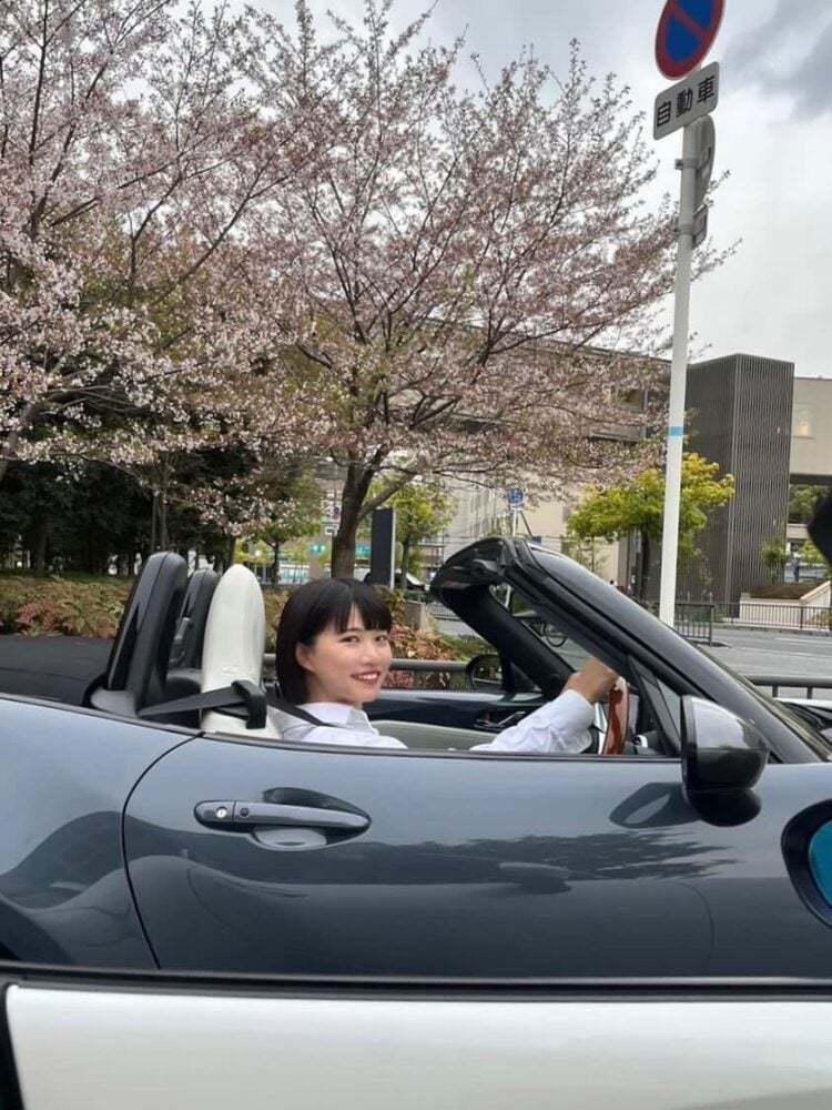 グレー×ホワイトカラーがお気に入り♡夢はラリー参加のロードスター美女!