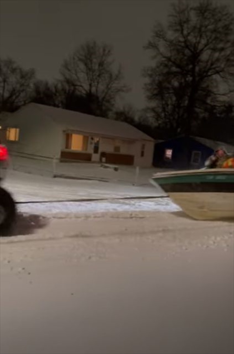 こんなイカした雪を楽しみ方があるなんて！雪道を車に牽引されてあらわれたのは・・・、なんと陸を走るはずのない『あの乗り物』でした！！